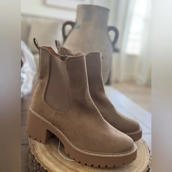Nwt Women's Block Heel Chelsea Boots Faux Suede Memory Foam Universal Thread - Picture 9 of 12